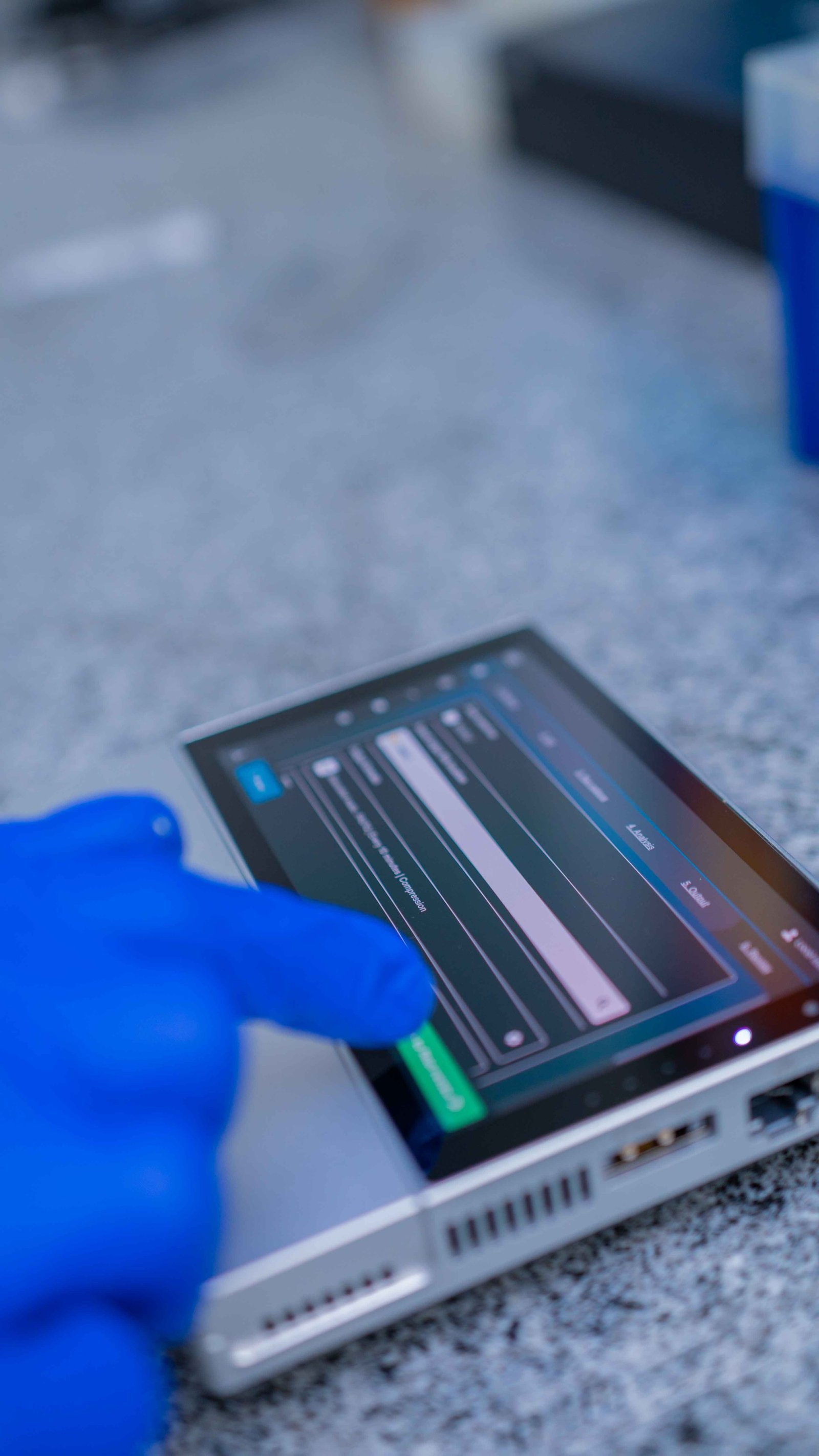 Monitores exibindo análises de bioinformática