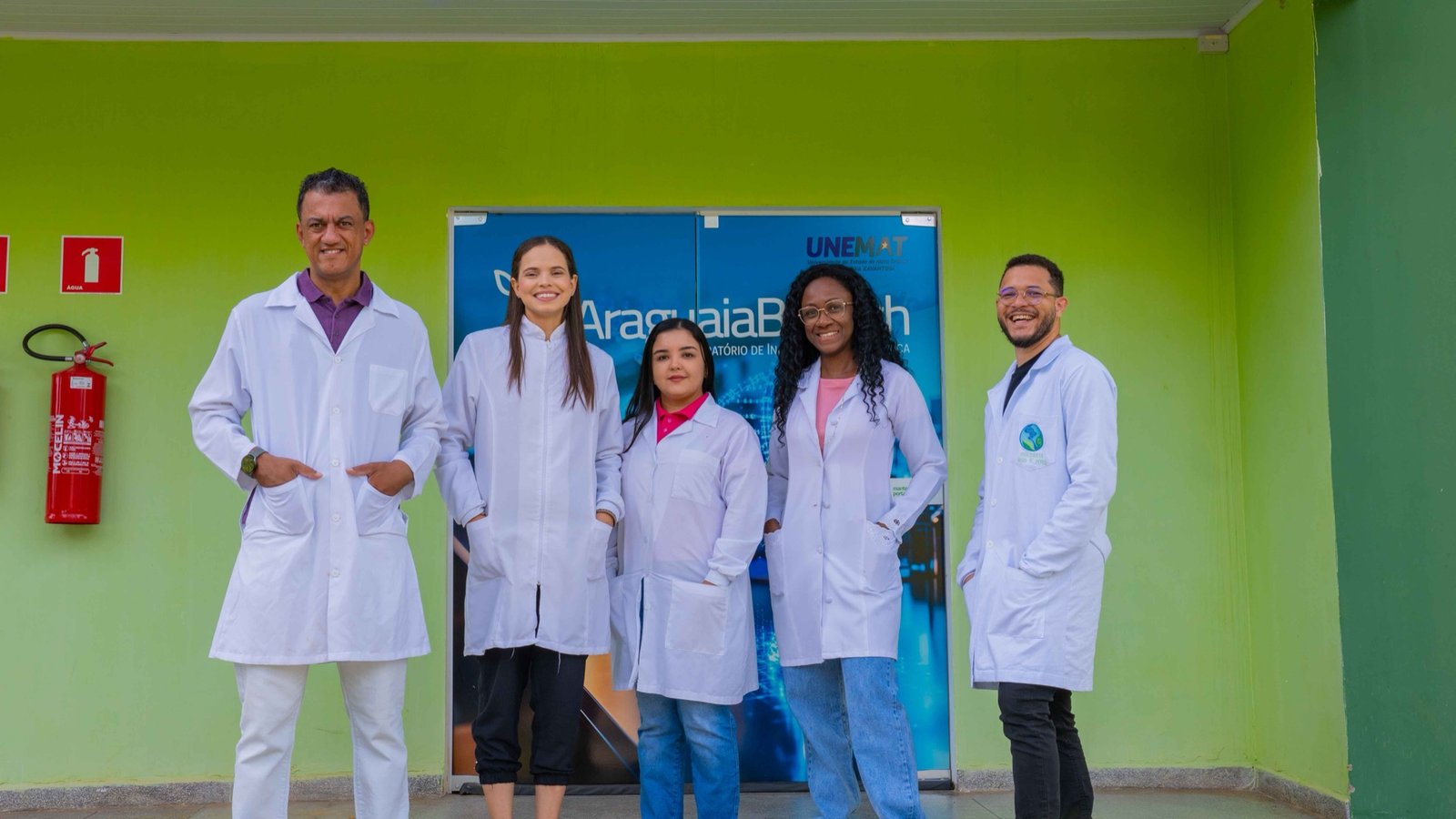 Equipe AraguaiaBiotech na entrada do laboratório