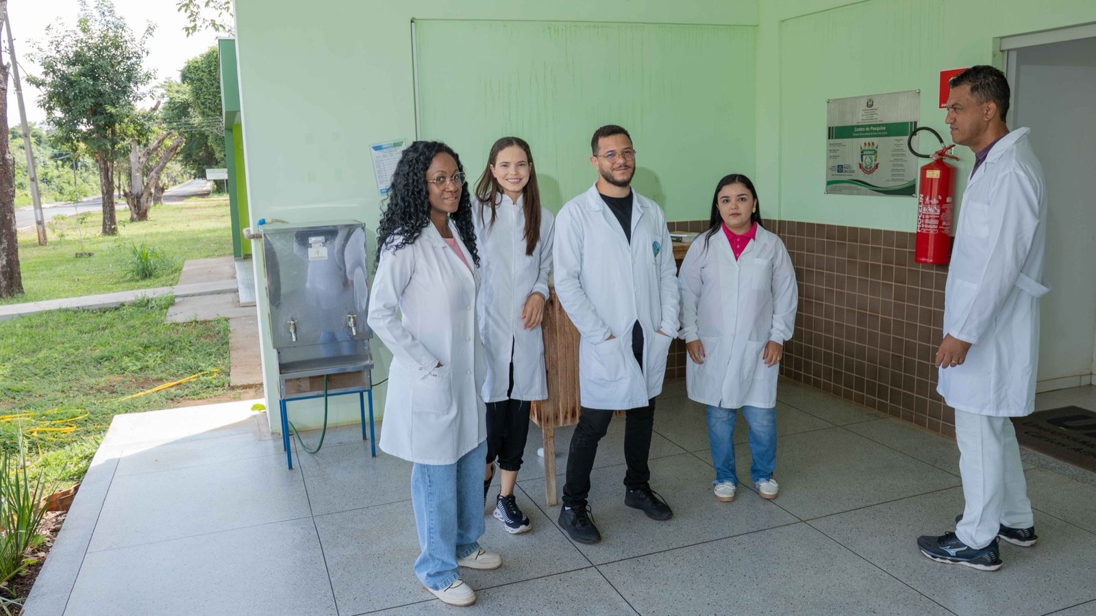 Equipe AraguaiaBiotech na entrada do laboratório